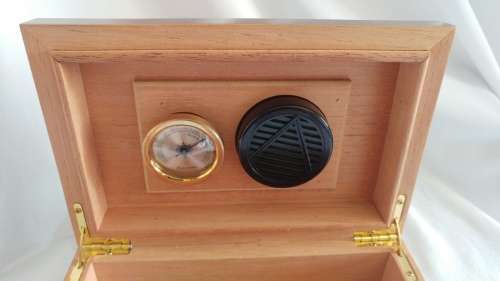Humidor Cigar box Wooden veneer and Cigar holder