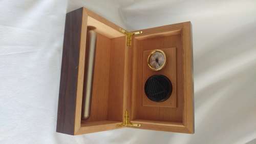 Humidor Cigar box Wooden veneer and Cigar holder