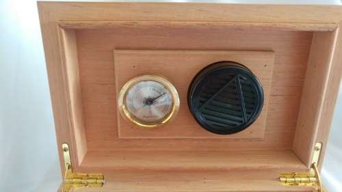 Humidor Cigar box Wooden veneer and Cigar holder