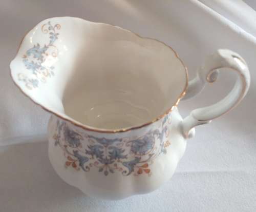 Elegant Paragon Tuscany Blue, White and gold design fine bone China Milk jug/creamer 1952-1956