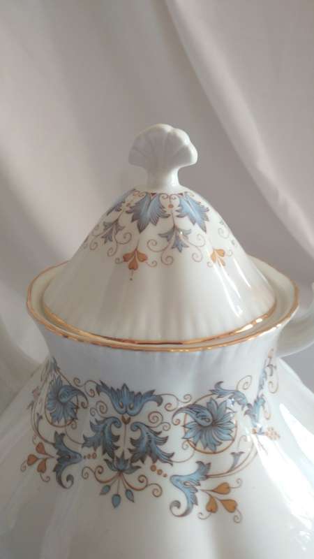 Elegant Paragon Tuscany Blue, White and gold design fine bone China Tea Pot large 1952-1956