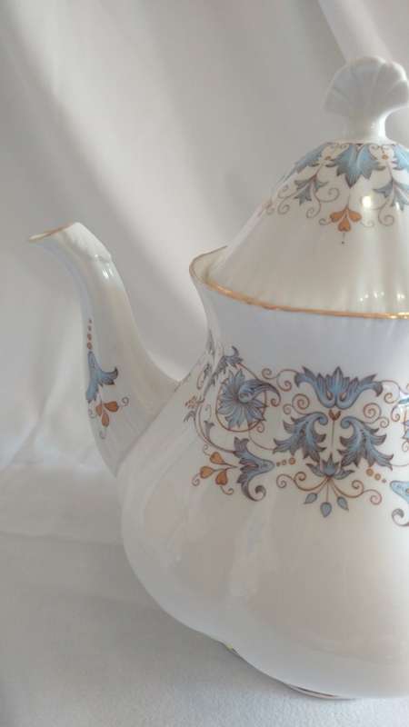 Elegant Paragon Tuscany Blue, White and gold design fine bone China Tea Pot large 1952-1956
