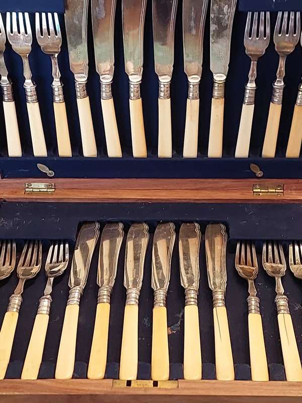 Classic 24-piece fish serving set in oakwood presentation box
