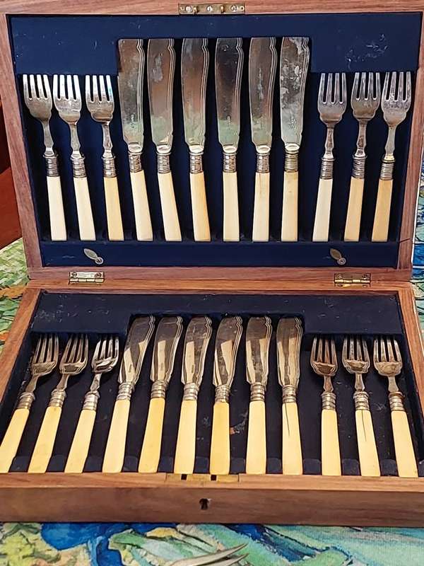 Classic 24-piece fish serving set in oakwood presentation box