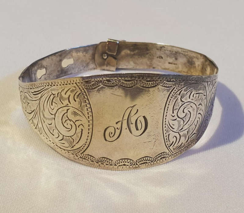 A Ladies Vintage English Sterling Silver Adjustable Bangle
