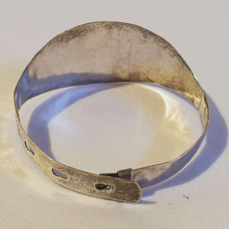 A Ladies Vintage English Sterling Silver Adjustable Bangle