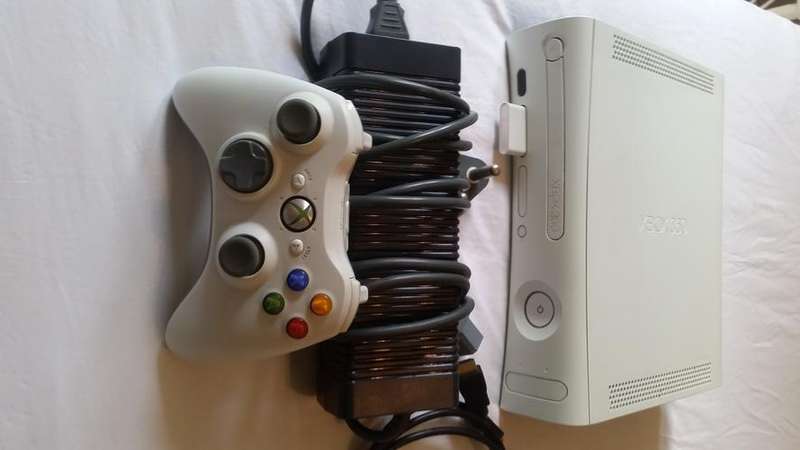 Xbox 360 System - White with Wireless Controller