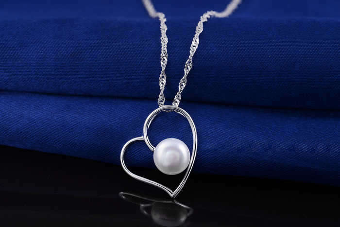 Ladies Heart Shaped Pearl Centre Necklace