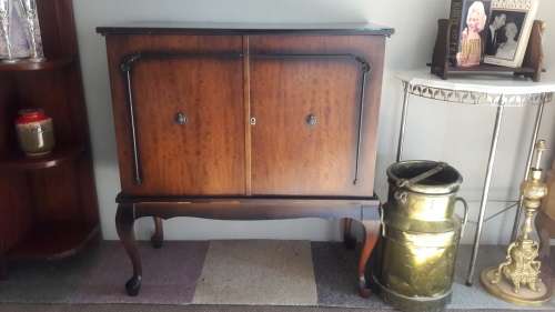 Vintage TV Cabinet with Queen anne legs - Stunning