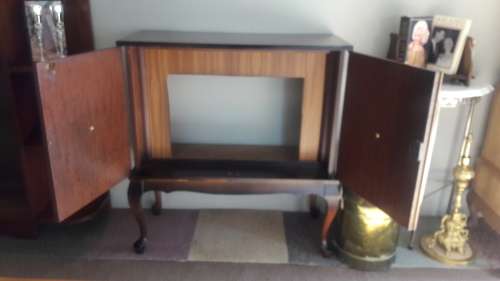 Vintage TV Cabinet with Queen anne legs - Stunning