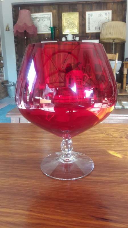 STUNNING Red glass vase - 21cm high - Perfect condition