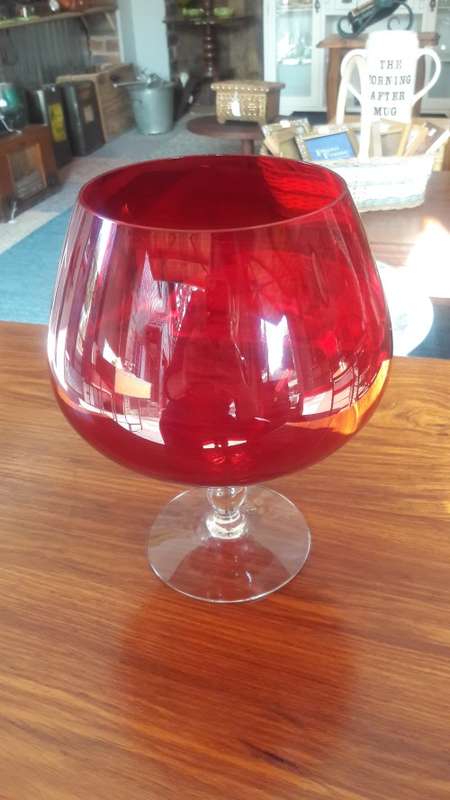 STUNNING Red glass vase - 21cm high - Perfect condition