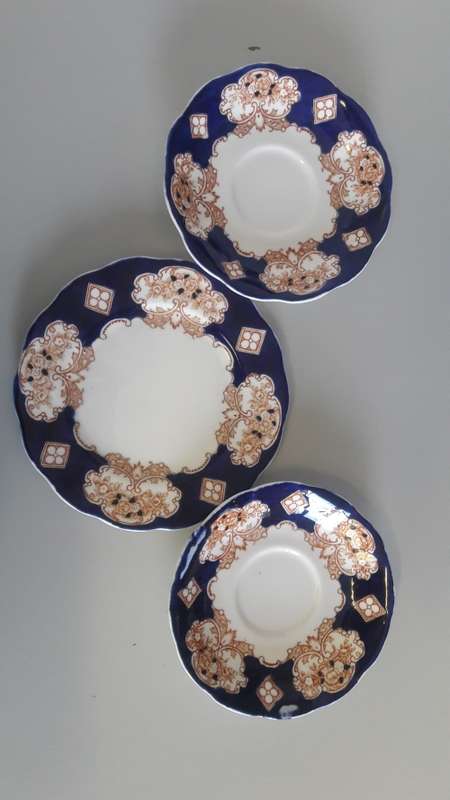 Royal Albert - Heirloom - Saucers and Side plate