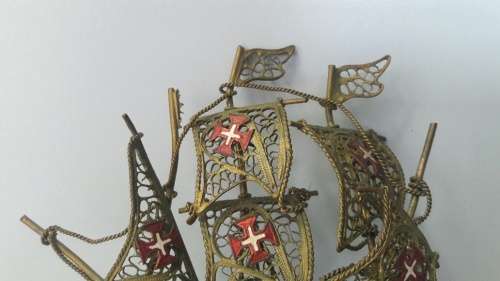 Stunning brass ship with beautiful detail