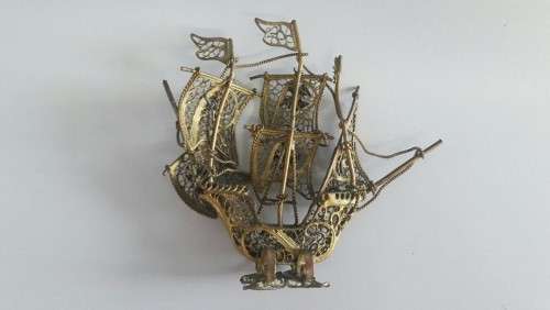 Stunning brass ship with beautiful detail