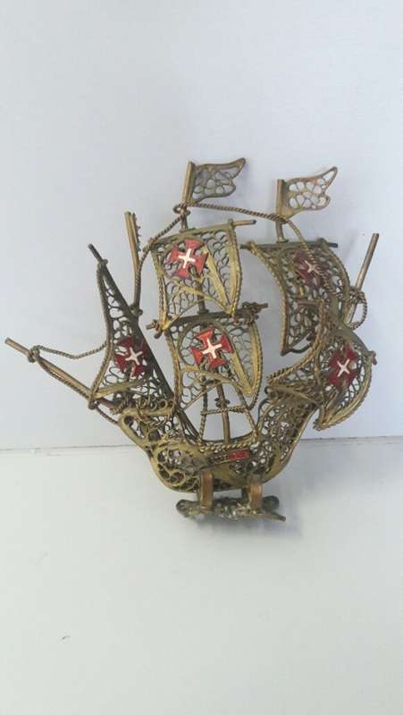 Stunning brass ship with beautiful detail