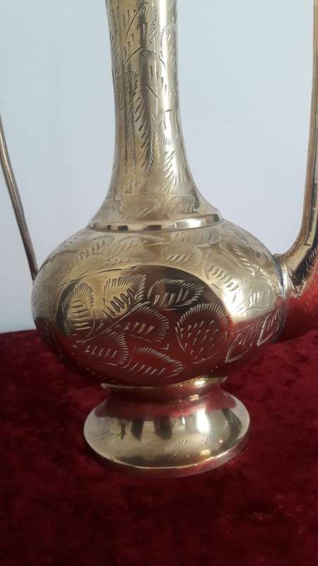 Large brass Indian kettle/ornament - +-46cm Height