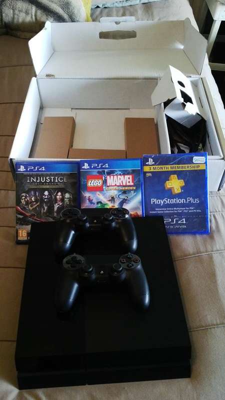 Playstation 4!! Pus 3 Games!! 2 Controllers!!
