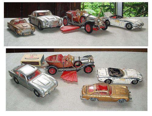 COLLECTABLE LARGE CORGI JAMES BOND 007 ASTON MARTIN AND OTHERS