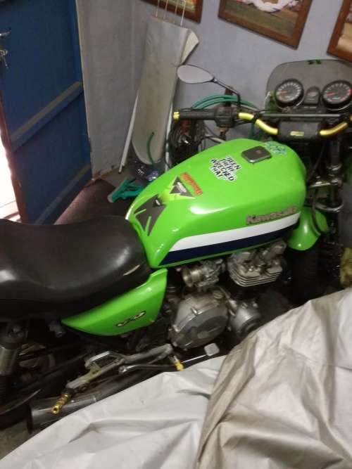 1980's kawasaki 1000cc looks almost new and almost never been used.in storage under cover for 8years