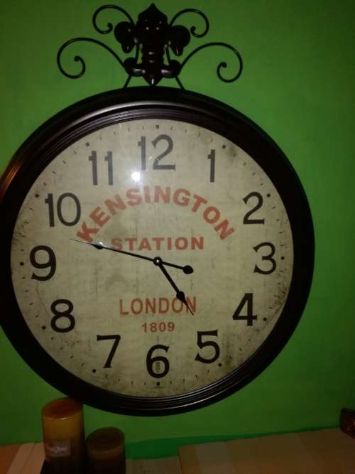 Big metal vingage looking wall clock.not a mark or scratch