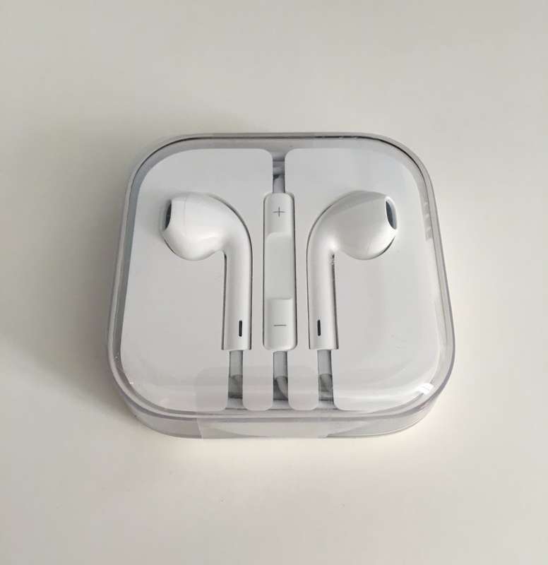 Apple EarPods, Genuine with 3.5mm Headphone jack, remote and mic