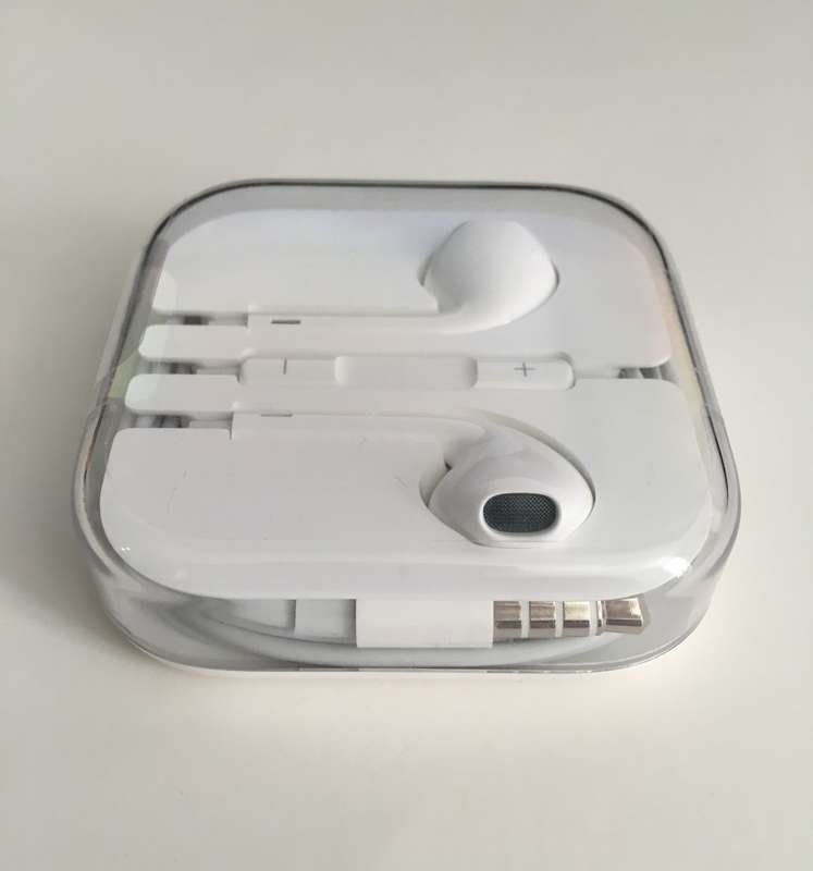 Apple EarPods, Genuine with 3.5mm Headphone jack, remote and mic