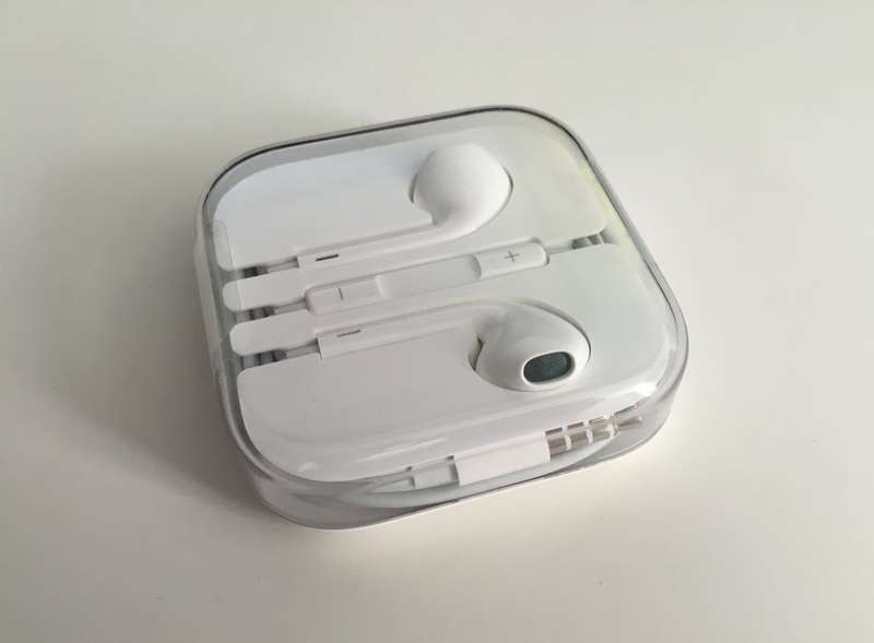 Apple EarPods, Genuine with 3.5mm Headphone jack, remote and mic