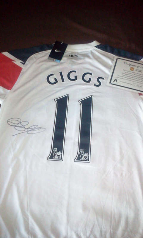 MANCHESTER UNITED SOCCER SHRIT - SIGNED RYAN GIGGS + COA