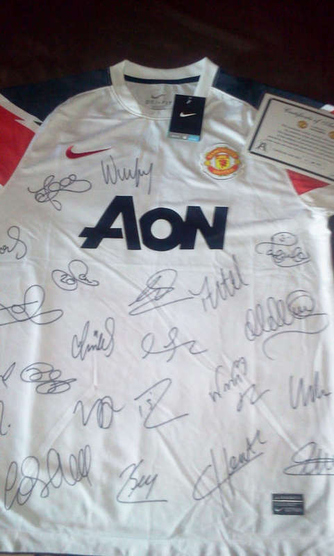 MANCHESTER UNITED SQUAD SIGNED SOCCER SHRIT +COA