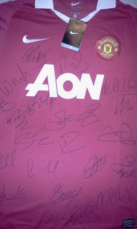 Manchester United Team signed soccer shirt + COA