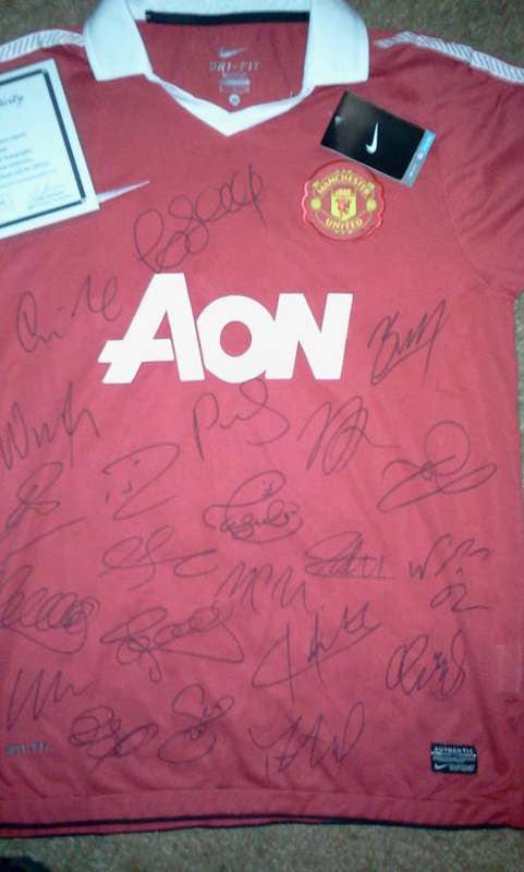 Manchester United Team Signed Soccer Jersey + COA