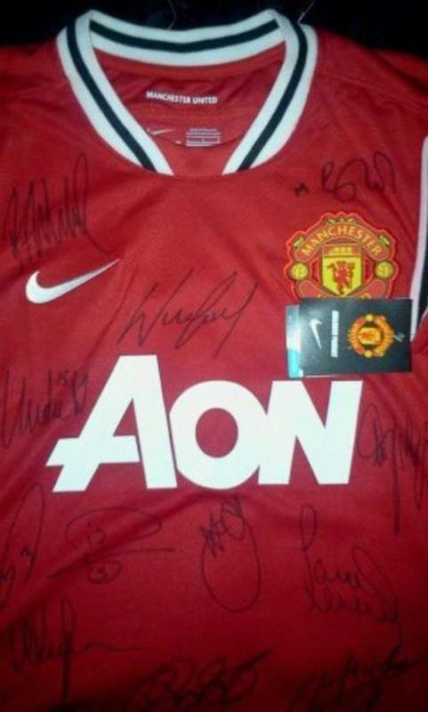 Manchester United Team Signed 11/12 Jersey + C.O.A.