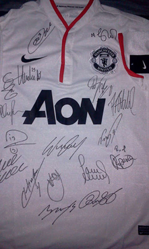 Manchester United Away Team Signed 12/13 Jersey + C.O.A.