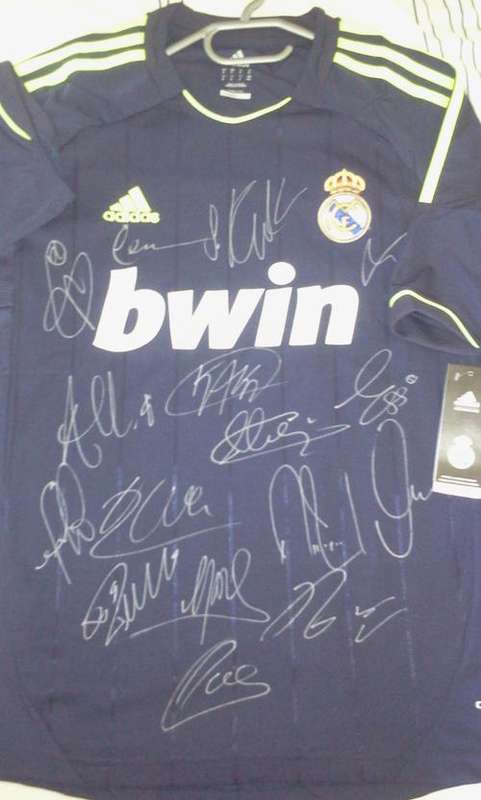 REAL MADRID AWAY 12/13 TEAM SIGNED JERSEY + C.O.A.