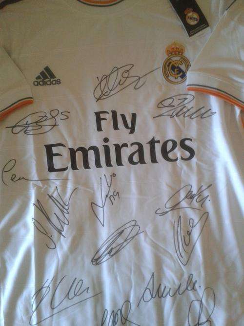 REAL MADRID HOME 13/14 TEAM SIGNED JERSEY + C.O.A.
