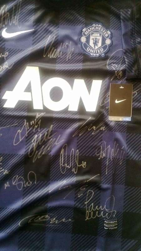 Manchester United Team Signed 13/14 Away Jersey + C.O.A.