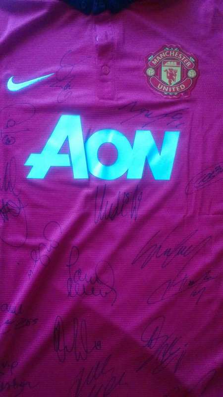 Manchester United Team Signed 13/14 Home Jersey + C.O.A.