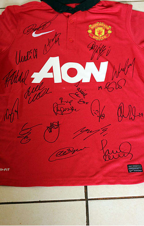 Manchester United Team Signed 13/14 Home Jersey + C.O.A.