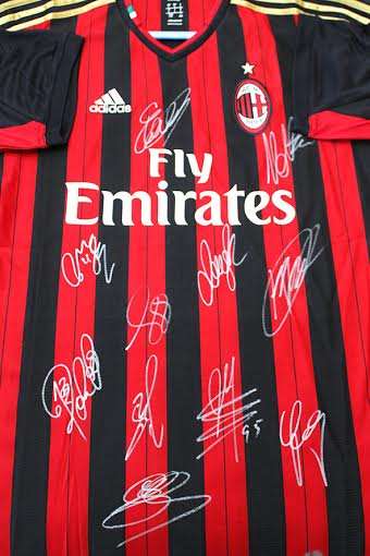 **CLEARANCE**A.C.Milan Team Signed 13/14 Home Jersey + C.O.A.