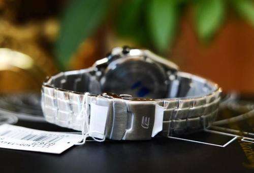 CASIO EDIFICE EF-130D-1A4VDF - STUNNING  BOLD WATCH