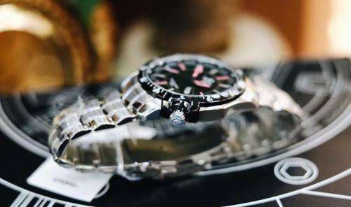 CASIO EDIFICE EF-130D-1A4VDF - STUNNING  BOLD WATCH