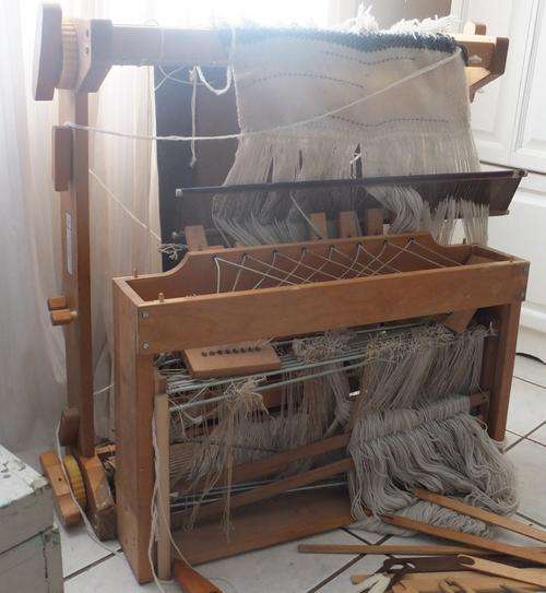 LOOM FOR WEAVING CARPETS AND FABRIC