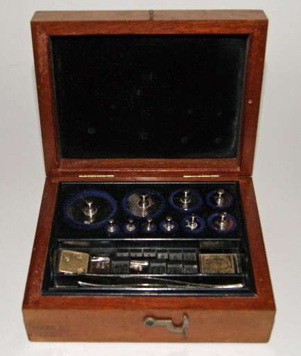 PHARMACIST / CHEMIST'S SET OF WEIGHTS IN GRAMS AND DRACHMS