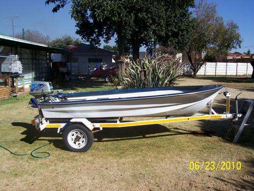 SMALL FISHING BOAT WITH 15 HP SUZUKI MOTOR