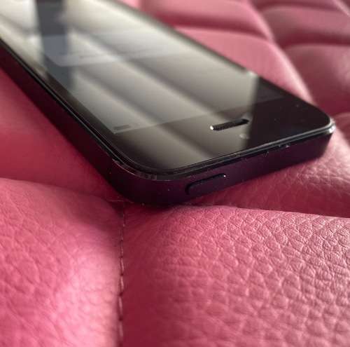Apple iPhone 5 32GB in black - Pre-owned (FREE SHIPPING) plus FREE case