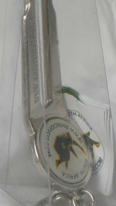 divot repair tool with clip to attach to your bag