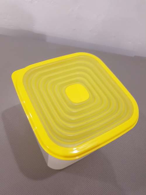 Tupperware Square 3