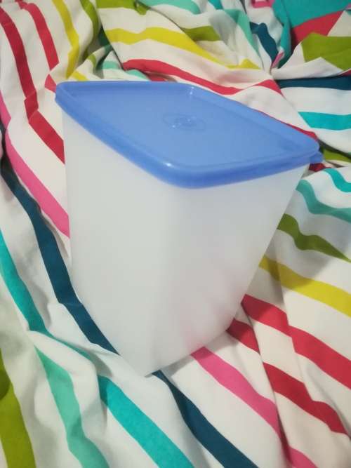 Tupperware Large Square Round (blue lid)