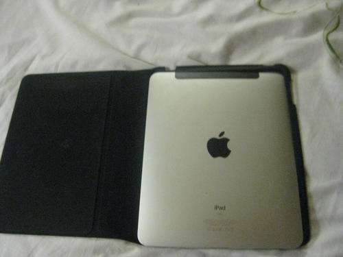APPLE IPAD 1, 64 GB  3G  &  WIFI + smart  pouch.